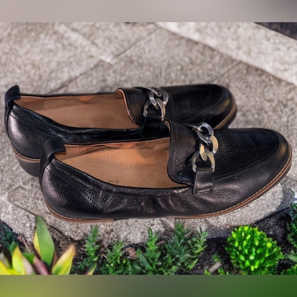 Vionic Black Leather Loafers with Chain Detail , Size 8.5 - Picture 1 of 9